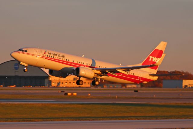 Boeing 737-800 (N915NN) - A colorful early morning departure from RWY 24L for AAL2364 wearing the retro TWA colors on 21 Nov 2017.