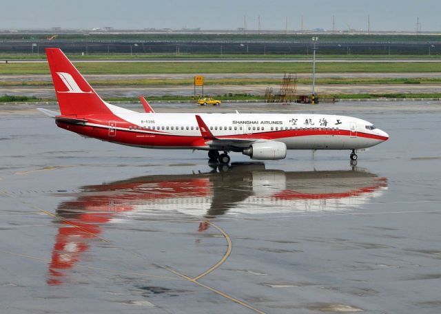 Boeing 737-800 (B-5396) - Nice reflection after the heavy rain and thunderstorm.