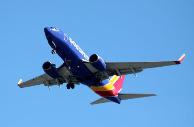 Boeing 737-700 (N723SW) - Arrival Landing 30L, from KPDX, SWA # 2875   10-20-2015