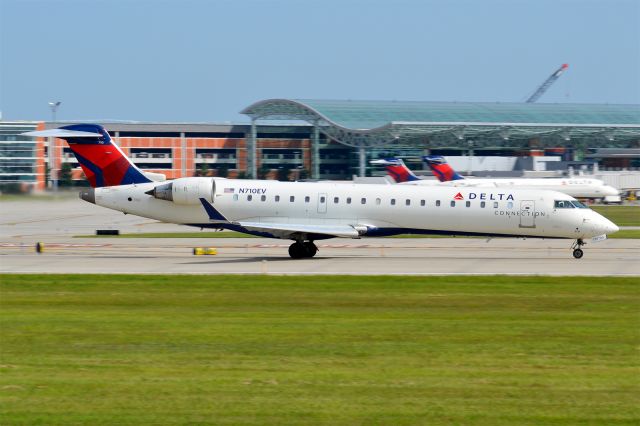 Canadair Regional Jet CRJ-700 (N710EV)