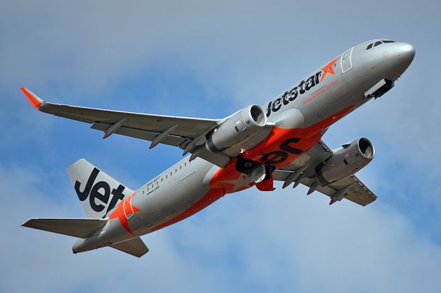 Airbus A320 (VH-VFT) - JETSTAR AIRWAYS - AIRBUS A320-232 - REG VH-VFT (CN 5532) - ADELAIDE INTERNATIONAL SA. AUSTRALIA - YPAD (16/11/2014)CANON 550D CAMERA AND 300MM FIXED CANON LENSE.