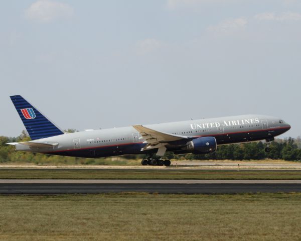 Boeing 777-200 (N225UA)