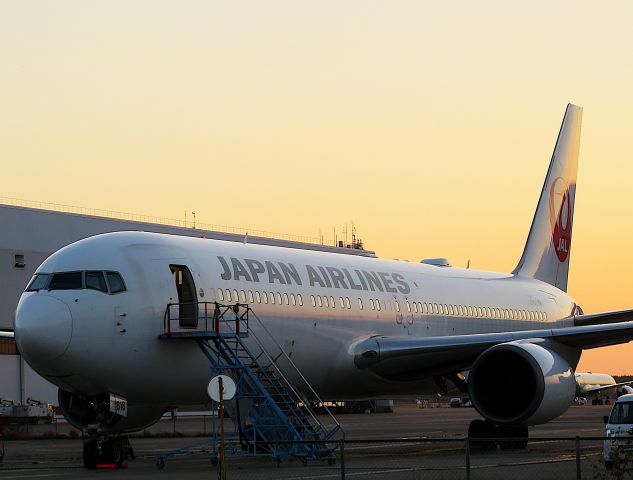 BOEING 767-300 (JA618J) - I take a picture on Dec 09, 2016.