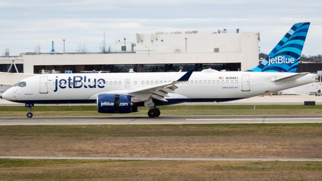 Airbus A220-300 (N3008J)