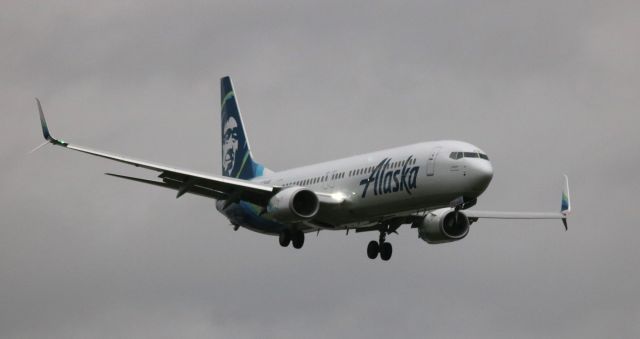 Boeing 737-700 (N434AS) - On Final, Landing 12R, From SEA,  01-18-2017