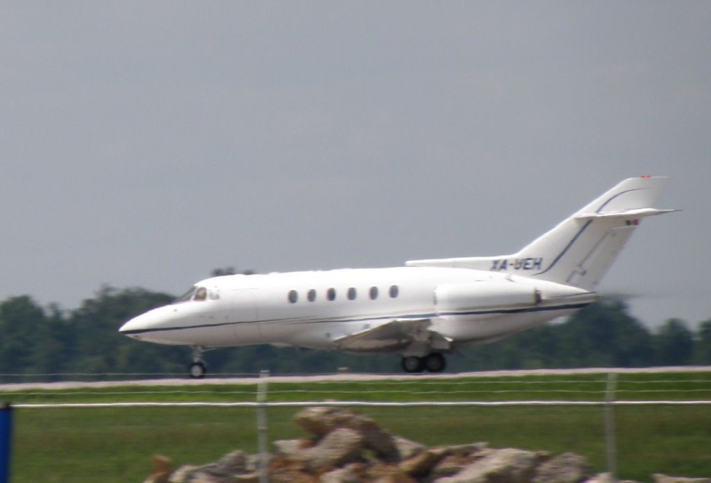 Hawker 800 (XA-UEH) - A Hawker 800, XA-UEH,  speeds down RWY 22 at Blue Grass Airport (KLEX) ultimately flying to Del Norte International Airport (ICAO: MMAN) near Montery, Mexico...