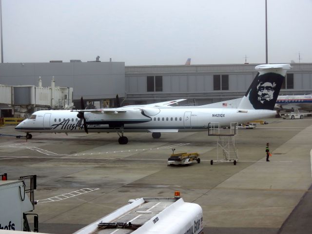 de Havilland Dash 8-400 (N421QX)