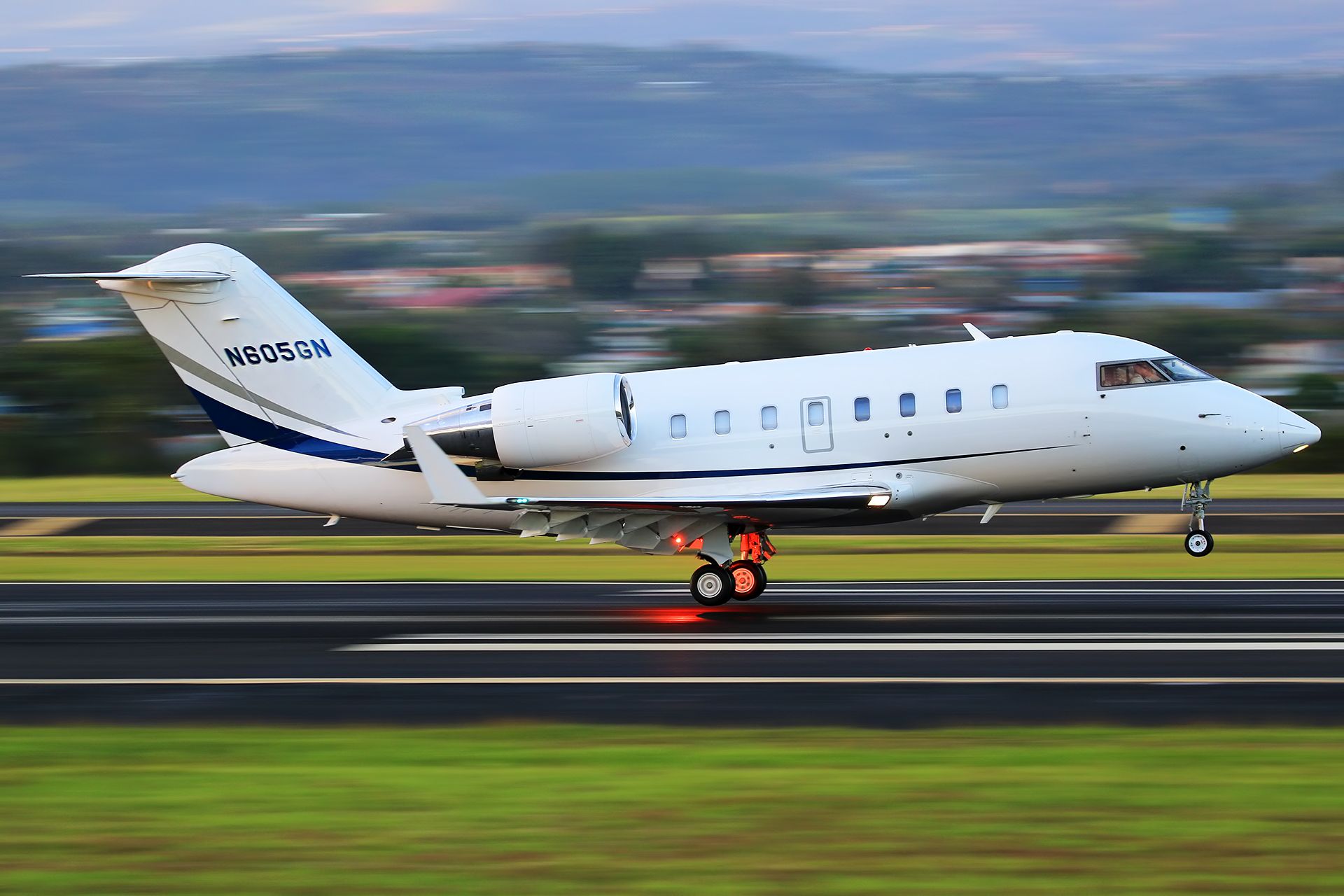 Canadair Challenger (N605GN) - Late afternoon arrival for SJO-based N605GN.