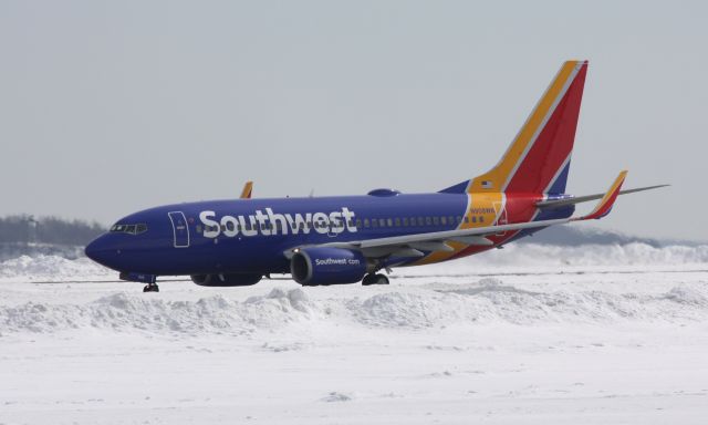 Boeing 737-700 (N908WN) - Snowy departure