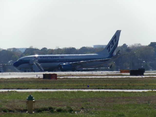 Boeing 737-800 (N280EA)