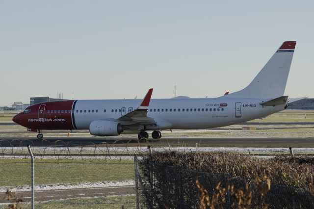 Boeing 737-700 (LN-NIG) - Runway 04L