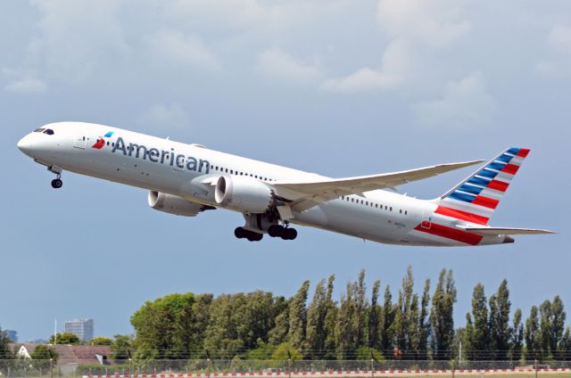 Boeing 787-9 Dreamliner (N831AA) - St. Magleby RWY22R