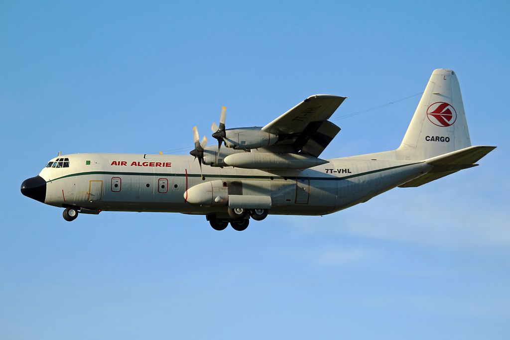 Lockheed C-130 Hercules (7T-WHL)