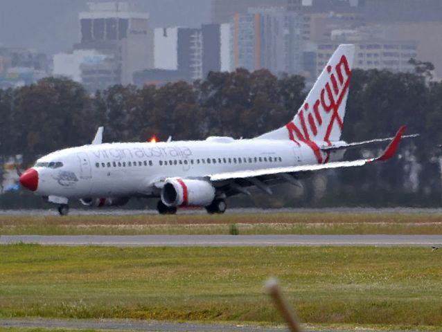 Boeing 737-700 (VH-VBY) - Whoops! Did somebody attach the wrong coloured nose cone? Friday 5th October 2012.