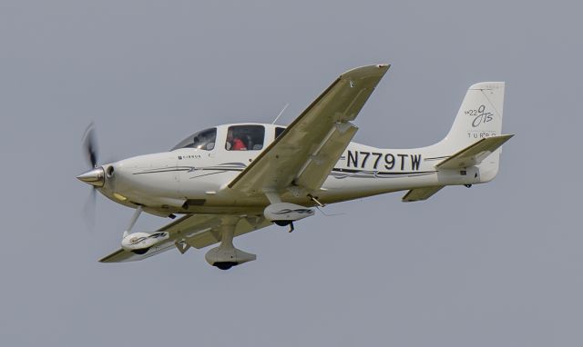 Cirrus SR-22 (N779TW) - Runway 20R arrival @KDPA.