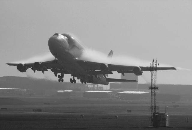 Boeing 747-200 (N249BA) - Photo uploaded by moonm    Boeing DreamLifter leaving KPAE