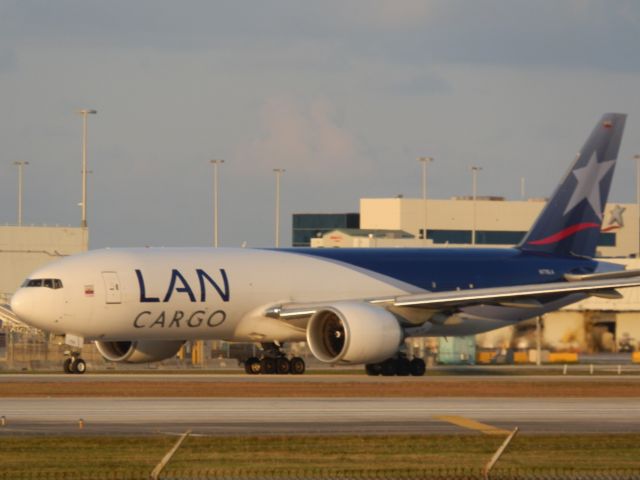 BOEING 777-200LR (N776LA)