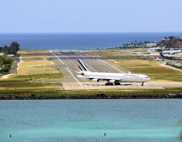 Airbus A340-300 (F-GLZN)