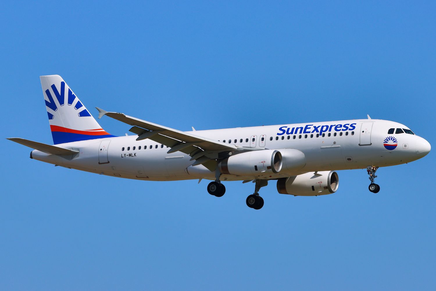 Airbus A320 (LY-MLK)