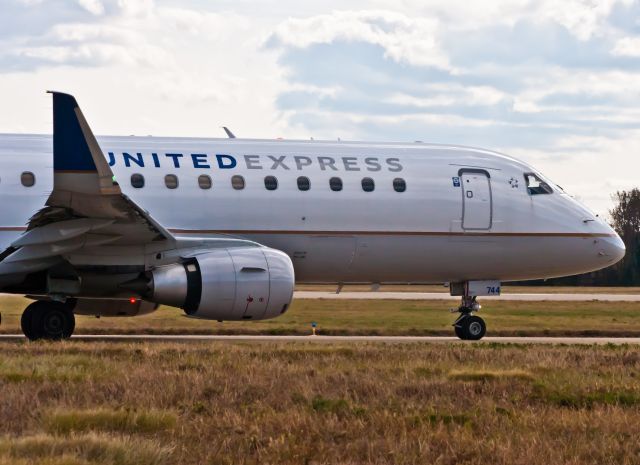 Embraer 175 (N744YX)