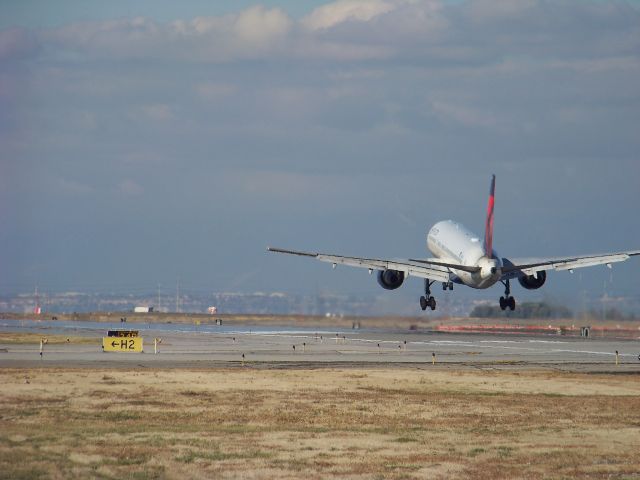 Boeing 757-200 (N647DL)