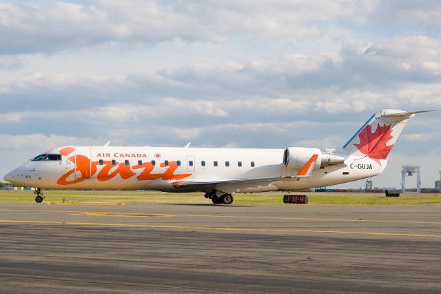 Canadair Regional Jet CRJ-200 (C-GUJA) - Oh Canada !