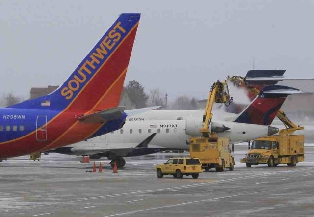 Canadair Regional Jet CRJ-900 (N919XJ) - Delta MD88 N959DN and Southwest 737-700 N298WN also in shot