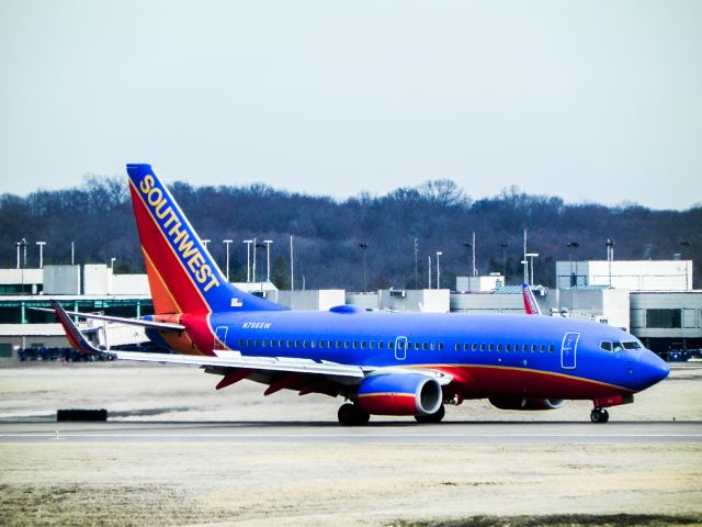 Boeing 737-700 (N766SW)