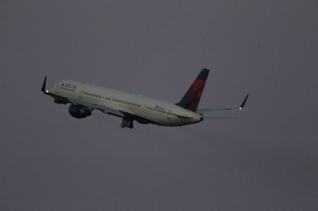 BOEING 757-300 (N587NW)