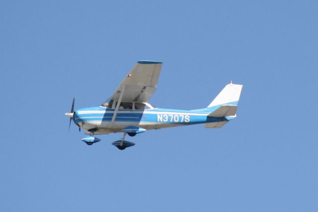 Cessna Skyhawk (N3707S) - Cessna Skyhawk (N3707S) arrives at Sarasota-Bradenton International Airport