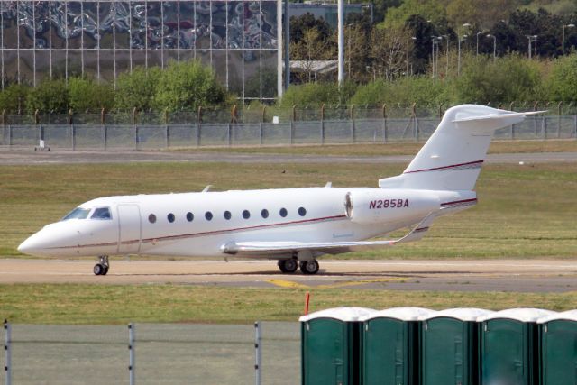 IAI Gulfstream G280 (N285BA) - Lining up to depart rwy 26 on 30-Apr-22 heading for KBGR.