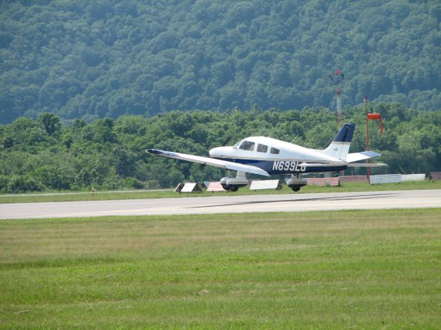 Piper Cherokee (N699LG)