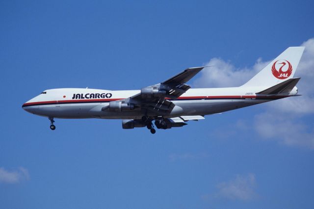 Boeing 747-200 (JA8151) - Final Approach to Narita Intl Airport Rwy34 on 1990/10/21