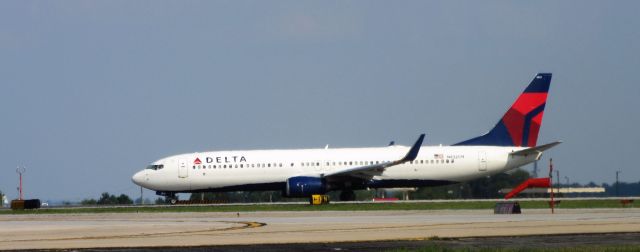 Boeing 737-700 (N822DN) - Delta Boeing 737-900 taxing at ATL. Picture taken from the Cell Phone Lot. 