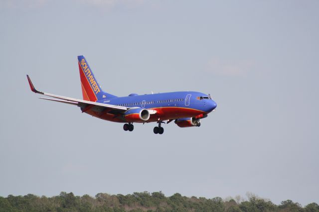 Boeing 737-700 (N414WN) - N414WN short final for runway 23L