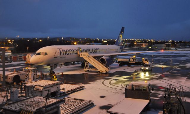 Boeing 757-200 (G-JMCD) - A frozen Thomas Cook Boeing 757-25F G-JMCD getting ready to fly in Glasgow Airport