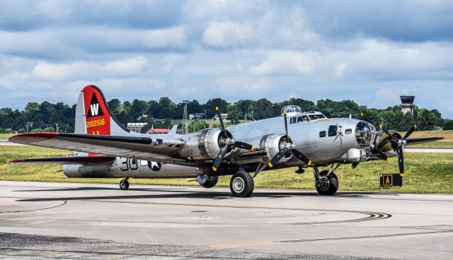 Boeing B-17 Flying Fortress (N5017N)