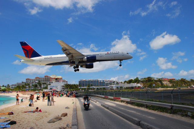 — — - Delta 757 approach over Maho Beach