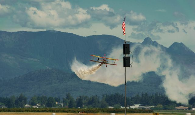 — — - Gene Soucy & Teresa Stokes wing-walk Abbotsford Airshow 2015