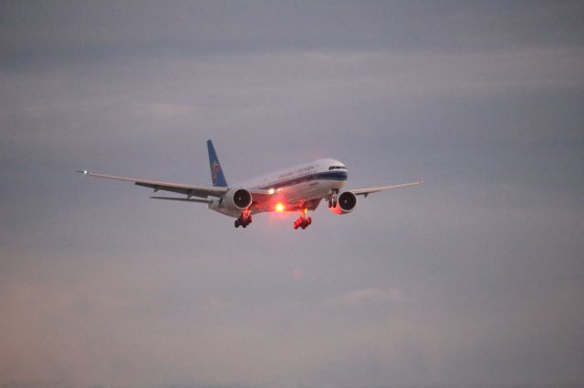 BOEING 777-300ER (B-20DM)