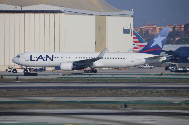 BOEING 767-300 (CC-CXJ)