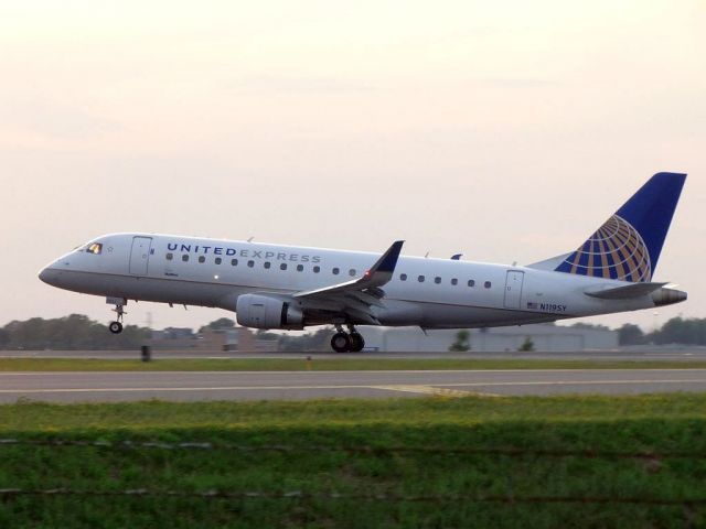 Embraer 175 (N119SY)