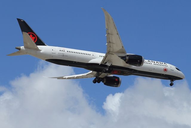 Boeing 787-9 Dreamliner (C-FRTU) - 19/06/2020: Flight from Toronto landing on runway 30. Duration was 09h55m.