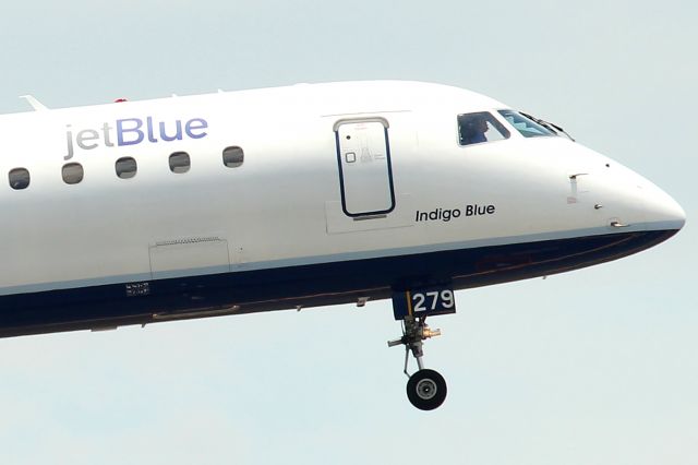 Embraer ERJ-190 (N279JB) - jetBlue 395 on short final to RWY 18R from Westchester County, New York. Taken from the FlightSafety International parking lot. I was spotting at MCO because my brothers missed their flight to MIA and got a flight to MCO instead.