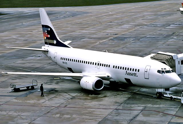 BOEING 737-300 (VH-CZL) - TRANS AUSTRALIA AIRLINES TAA - FOKKER F-27-600 FRIENDSHIP - REG : VH-TQS (CN 1041) - TOWNSVILLE AIRPORT QUEENSLAND AUSTRALIA - YBTL (2/7/1986)