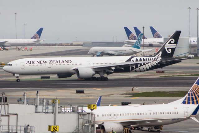 BOEING 777-300ER (ZK-OKM)