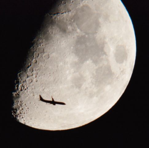 Boeing 737-900 (N66808) - This is United Airlines Flight 2296 a Boeing 737-924 Washington to Seattle 30 miles southwest of Cleveland at 28,000 ft. 484 mph Passing the Waxing Gibbous Moon. 08.08.19