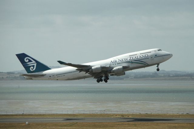 Boeing 747-400 (ZK-NBV)