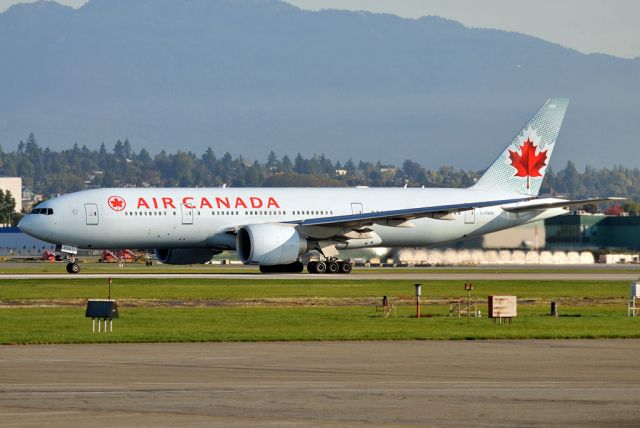 BOEING 777-200LR (C-FNND)