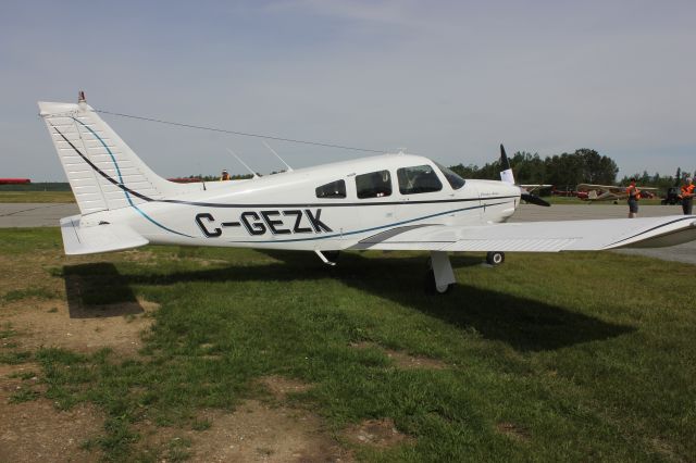 Piper Cherokee (C-GEZK) - C-GEZK Piper Arrow Cherokee PA-28R 200 RVA Aéroport de Sherbrooke QC. CYSC 16-06-2018.